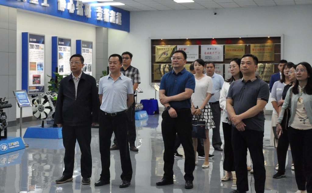 昆明市国资委党组书记王磊一行到云南CQ9·电子官方网站动力集团有限公司开展调研